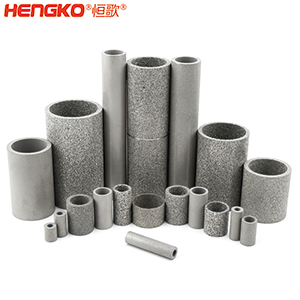 如果您對燒結不銹鋼濾管筒有任何疑問，您會在這里找到答案。  一、什么是燒結不銹鋼濾管筒？    是通過加熱或加壓的燒結工藝制成的特殊金屬管。根據您需要的金屬類型，可以選擇燒結不銹鋼金屬管、燒結銅金屬管或燒結青銅金屬管。  二、燒結金屬管有哪些用途？ 1.食品和飲料行業：防止食物營養成分被沖走，還可以過濾掉污染物。 2.水力發電廠為您工廠的渦輪機提供動力。保持電力循環生產。 3.天然氣生產廠可以捕獲氣體中的小污染物。 4.化學加工工業過濾掉有害污染物，提高化學產品的效率。 5.石油工業消除污染物來提高石油產品的純度。 6.醫藥行業去除藥品中的污染物，并提高藥用價值     三、燒結金屬管的優點是什么？ 1.材料堅固形狀靈活    2.良好的滲透性     3.多種孔隙分布 4.性能穩定可以應對來自各種流體的高壓而不會變形。  5.機械強度高可以在高溫高壓等極其惡劣的環境中使用。 6.可以調整孔的大小    7.耐腐蝕和熱沖擊   8.設備易于清潔，無需長時間關機。  四、選擇燒結金屬管時要注意以下幾點：  優質材料、溫度范圍、微米變化、耐腐蝕、納污能力、機械強度 需要的高強度（恒歌316不銹鋼濾管正反向流動中提供相同的強度）      燒結金屬管的工作原理  五、什么材料可以制造燒結金屬管？ 1.燒結不銹鋼：高機械強度耐腐蝕，在高壓高溫中高效運行不會損壞；  2.銅粉末燒結管屬不銹鋼替代品，耐腐蝕且經濟實惠，但耐溫和強度較差；  3.鎳合金，適用于極端工作條件的燒結金屬管。     注：燒結、固化、退火有以下幾個方面的比較：  1.燒結：這是一種熱處理方法，會使粉末狀物質形成整體材料，利用粉末中單個粒子之間發生的擴散。可以固態和液態下發生。     金屬粉末  2.養護：是用來加速化學反應的技術，適用于高分子及高分子材料復合。當熱固性聚合物在室溫下無法在合理時間內固化時，您將使用固化爐應用高溫來實現固化過程。  （例如，當您將預浸碳纖維覆蓋在模具上時可以固化它，使它保持模具的形狀，單體會在固化溫度下迅速反應，從而形成熱固性聚合物，使預浸墊物質變硬。）  3.退火：是一種熱處理技術，用于使用非常高的溫度來減輕物質的應力，降低處理物質中原子間鍵內的內應力和整體彈性能。此外，它是指金屬熱處理、高性能聚合物和陶瓷玻璃的術語。  （例如，您可以將冷軋鋼坯退火，制成另一種產品，當內部應力不推薦時，例如在進行機加工之前，您可使用此過程，機械加工通過去除材料來改變內應力的分布。     六、有哪些類型的燒結金屬管： 1.燒結多孔金屬管金屬管上的孔有助于過濾過程，運營成本低，但由于表面積小效率較低。     2.褶皺燒結金屬管表面積大于多孔金屬管，過濾效率高，但成本也高。     七、能清洗燒結金屬管嗎？ 建議定期清潔設備上累積的污染物提高效率，確保其經久耐用并發揮最佳性能，延長使用壽命。  在 Hengko我們將幫助您獲得合適的燒結不銹鋼濾管筒以滿足獨特的應用要求。您有任何疑問，請隨時聯系我們的團隊。www.b493.cn